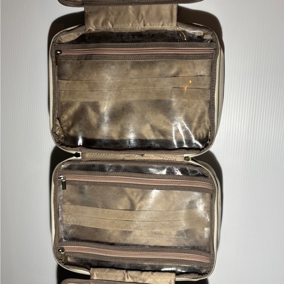 Chic Quilted White and Brown toiletry bag - Picture 7 of 11